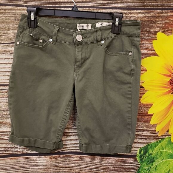 "Indigo Rein " Woman's sage green shorts size: 7 Pre-owned - Picture 1 of 7